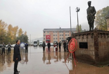 Bitlis’te Çelenk Sunma Töreni Düzenlendi