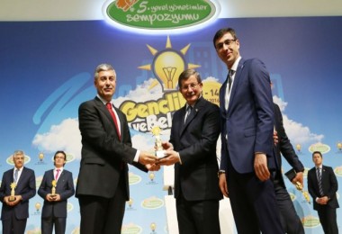 Başbakan Davutoğlu’ndan Tatvan Belediyesi’ne Ödül