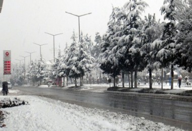 Kar yağışı Tatvan’ı beyaza bürüdü