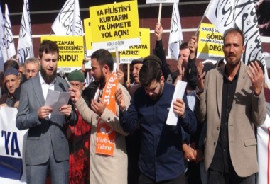 İsrail’i Protesto Eden Vatandaşlar Filistinliler İçin Dua Okudu