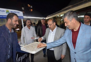 Başkan Aksoy, teravih namazı sonrası halka lokum ikram ediyor