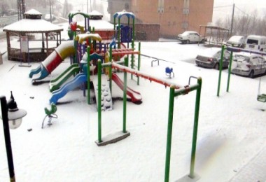 Bitlis'te kar yağışı etkili olmaya devam ediyor