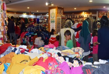 Bitlis İHH tarafından Ahlat ve Adilcevaz’daki 120 yetim çocuğa giyim yardımı yapıldı