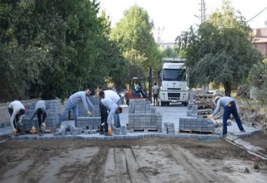 Tatvan’da Kilitli Parke Taşı ile Yol Çalışması Devam Ediyor