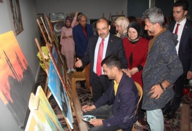 Bitlis Halk Eğitimi Merkezi Müdürlüğü yıl sonu sergisi açtı