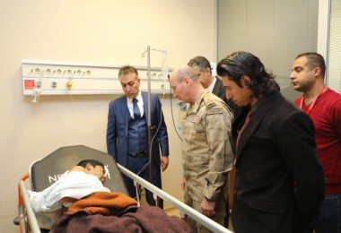 Vali Çağatay, yaralı göçmenleri hastanede ziyaret etti