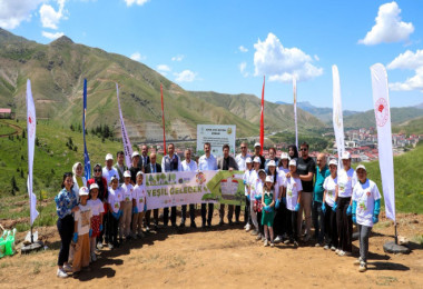 Bitlis’te ‘Yeşil Gelecek’ Projesi Kapsamında 200 Fidan Toprakla Buluştu