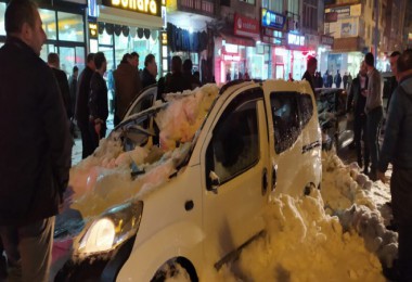 Tatvan’da çatıdan düşen kar kütlesi 3 araca hasar verdi