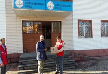Tatvan’daki köy okulu öğrencilerine kırtasiye malzemesi yardımı yapıldı