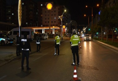 Tatvan’da 100 Polisin Katılımıyla Trafik Denetimi ve Asayiş Uygulaması Yapıldı