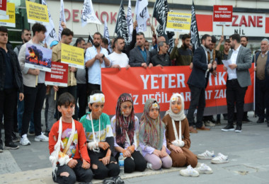 Tatvan’daki Vatandaşlar İsrail’i Protesto Ederek Filistinliler İçin Dua Okudu