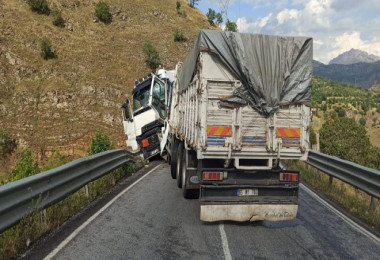 Bitlis ve Baykan Arasındaki Karayolunda Yakıt Tankeri İle Tır Çarpıştı
