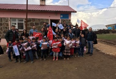BEÜ öğrencileri köy okuluna kıyafet ve kırtasiye yardımında bulundu