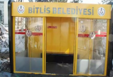 Bitlis Belediyesi'nden klimalı ve televizyonlu otobüs durağı