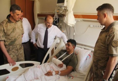Vali Ustaoğlu yaralanan askeri ziyaret etti