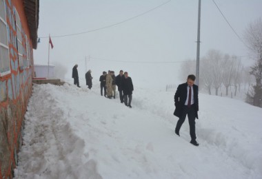 Kaymakam Sancaktutar, olumsuz hava şartları gözetmeden köyleri ziyaret etti