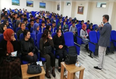 Yazar Sadıkoğlu, Tatvan’da öğrencilerle söyleşide buluştu