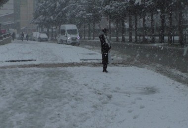 Tatvan’da kar yağışı yüzleri hem güldürdü hem üzdü
