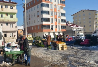 Tatvan’daki Perşembe Pazarına Vatandaşlar İlgi Gösteriyor