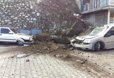 Bitlis’te kopan kaya parçaları 3 aracı parçaladı