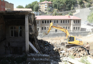 Metruk Binalar Yıkılıyor, Bitlis’in Tarihi Kimliği Yeniden Doğuyor