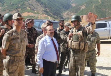 Vali Ustaoğlu, karakol ve üs bölgelerini ziyaret etti