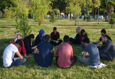 Van Gölü sahilinde kitap okuma etkinliği