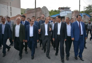 AK Parti Bitlis milletvekili adayları Adilcevaz’da seçim çalışması yürüttü