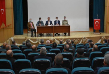 Kaymakamı Erdemir ve Başkan Geylani’nin Katılımıyla Muhtarlar Toplantısı Yapıldı