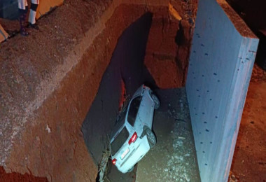 Tatvan’da Bir Otomobil Zemin Çukuruna Düştü