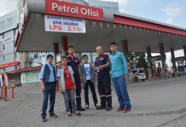 Tatvan'da petrol istasyonlarına gelen müşteriler şeker ve kolonya ile karşılanıyor