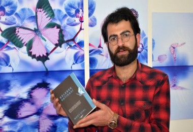 Tatvanlı öğretmen Mert Atal 58 şiiri kapsayan bir kitap bastırdı