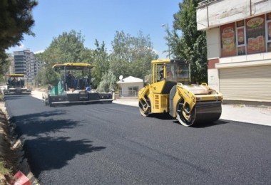 Tatvan Cumhuriyet Caddesi’nde Sıcak Asfalt Serim Çalışmaları Başlatıldı