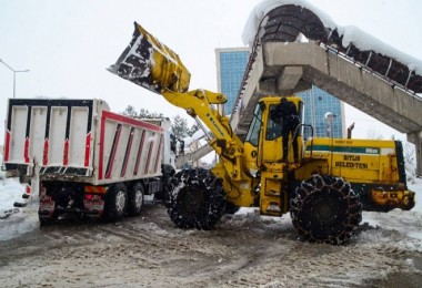 Bitlis’teki karlar kamyonlarla taşınıyor