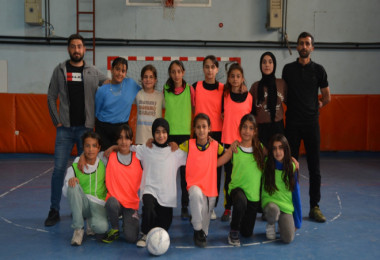 Tatvan’daki Kız Öğrenciler Türkiye Yarı Finallerine Hazırlanıyor