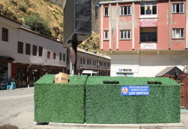 Daha temiz bir Bitlis için çöp konteynerleri suni çimle kaplandı