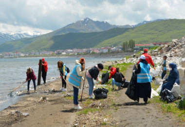 Van Gölü’nün Tatvan Sahilinde Başlatılan Çevre Temizliği Devam Ediyor