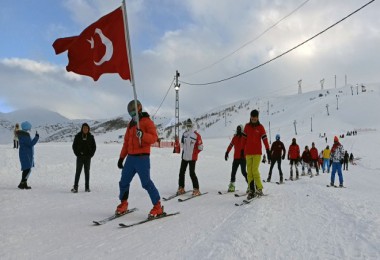 Bitlis’te ‘Meşaleli Kayak Festivali’ Düzenlendi