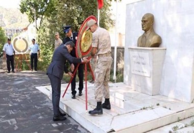 Hizan’da Zafer Bayramı Nedeniyle Çelenk Sunma Töreni Düzenlendi