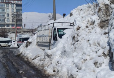 Tatvan Sanayi Sitesinde Kar Kütleleri 3 Metreyi Aştı