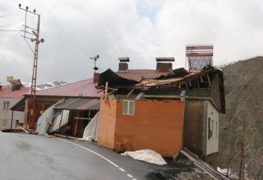 Fırtınadan Dolayı Bitlis’te Çatılar Uçtu