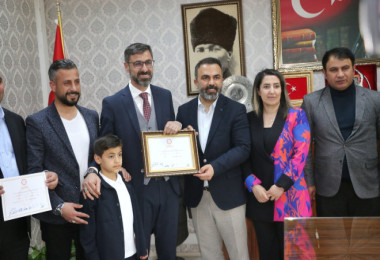 Bitlis Belediye Başkanı Nesrullah Tanğlay Mazbatasını Aldı