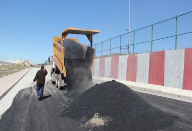 Bitlis’te yol yapımı ve duvar ile kaldırım yenileme çalışmaları sürüyor