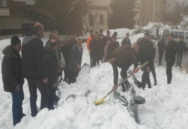 Çatıdan Düşen Kar Kütlesi Altında Kalan Otomobil Kullanılamaz Hale Geldi