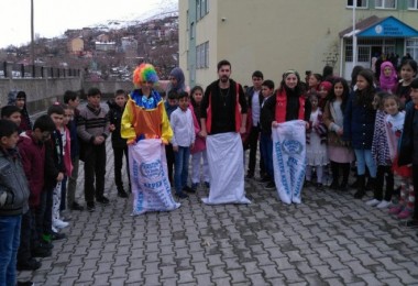 Genç gönüllüler Bitlis’teki çocuklar için program düzenledi