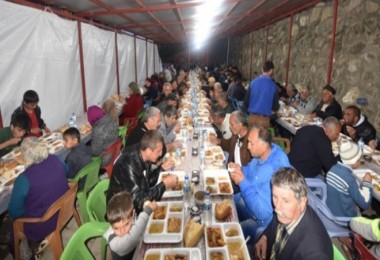 Ahlat Kaymakamı Tekbıyıkoğlu ile Ahlat Belediye Başkanı Çoban Ahıskalı Türklerle birlikte iftar yaptı