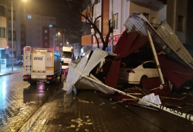 Tatvan'da 4 Araç Fırtınadan Dolayı Kopan Çatıların Altında Kaldı