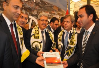 İzmir Valisi Toprak ile Genel Başkan Yardımcısı Demiröz Tatvan standını ziyaret etti