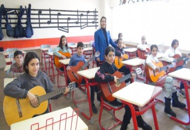 Müzik Öğretmen 7 Yılda Yüzlerce Köy Çocuğuna Umut Işığı Oldu