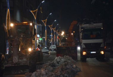 Tatvan’da Şehir Merkezindeki Karlar Kamyonlarla Şehir Dışına Taşınıyor
